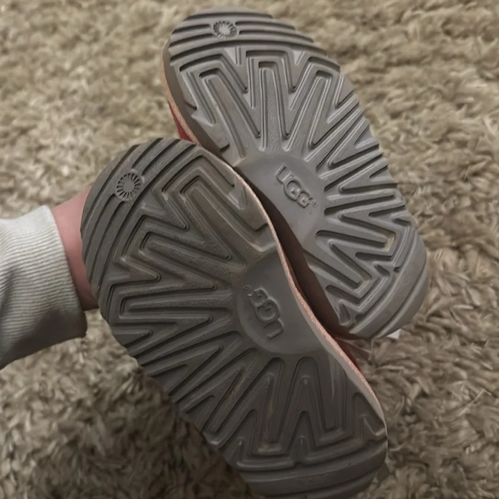 UGGS - Picture 7 of 7